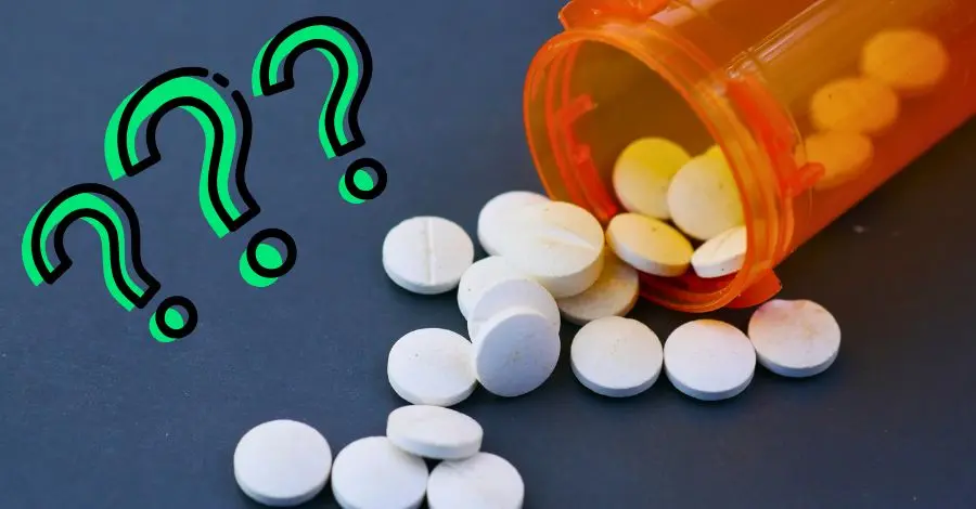 Frasco de medicamentos e sinais de interrogação sobre o uso de analgésicos para dor muscular pós-treino.
