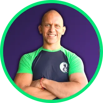 Rafa Leite, professor de yoga e treino funcional, no cabeçalho do site Corpo Mente.